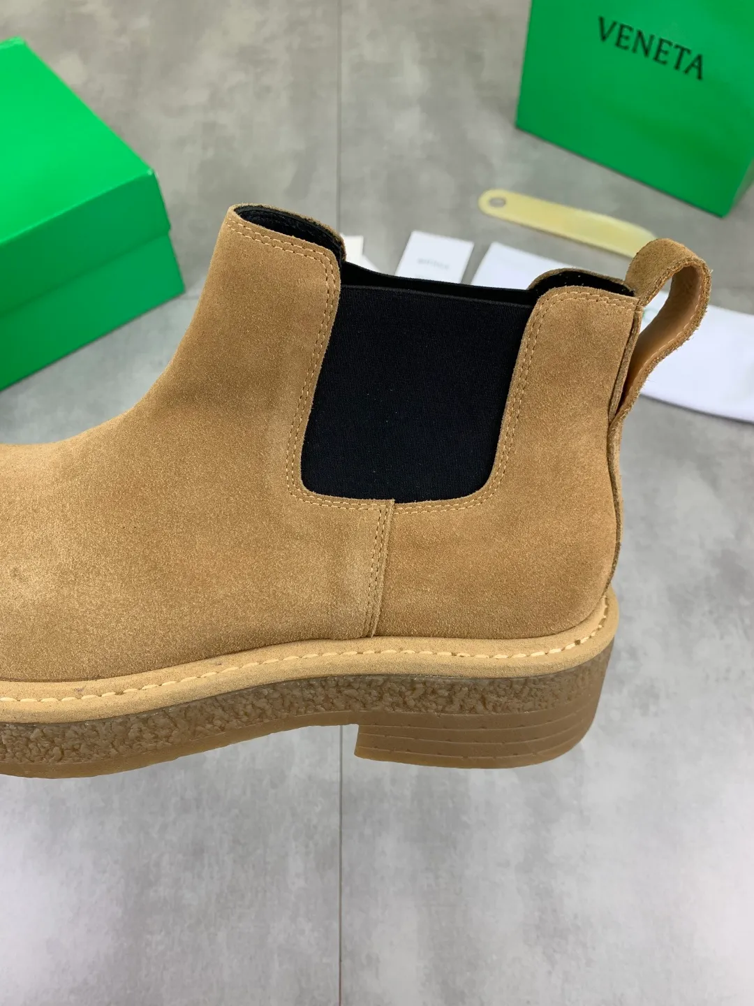 Men's men's shoes 💰P740 New model 💰 Top quality (beef tendon outsole series) 💎💎💎 BOTTEGA VENETA official website synchronizes the latest model, top version of the market's highest version of BV business leather shoes, accept material comparison, shoe type comparison, process comparison, practical and texture, versatile, suitable for any occasion, the more you look at it, the more flavorful it becomes. Pure hand-woven craftsmanship - upper material, imported original hand-woven calfskin - high-quality water-dyed sheepskin lining - original private model customized beef tendon outsole -Size: female 35-39 (34 40 customized) male 39-44 (38 45 customized) Comes with original BV green box, complete packaging.
